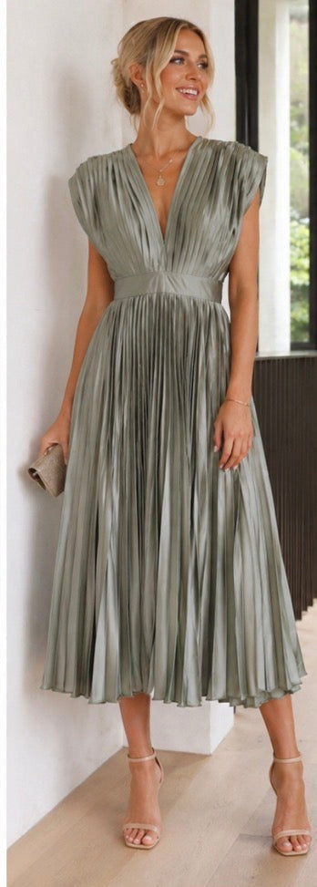 Evie Melbourne™ | Timeless Pleated Midi Dress