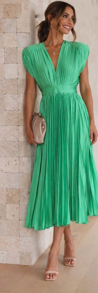Evie Melbourne™ | Timeless Pleated Midi Dress