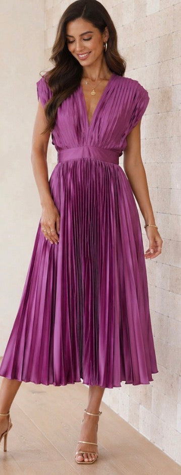 Evie Melbourne™ | Timeless Pleated Midi Dress